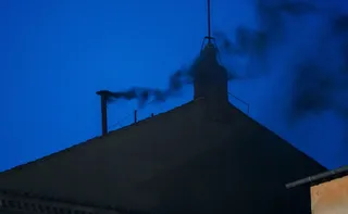 Imagem ilustrativa da imagem Ainda não há papa eleito: fumaça preta sai da chaminé da Capela Sistina