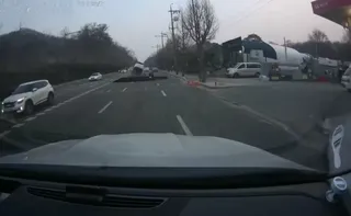 Imagem ilustrativa da imagem Motociclista morre após ser engolido por cratera aberta em rodovia da Coreia do Sul