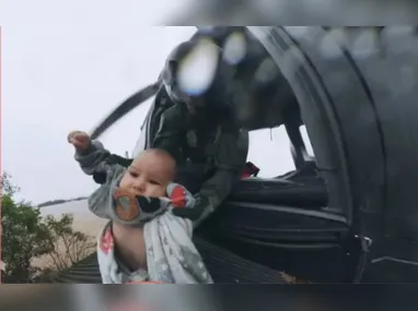 Imagem ilustrativa da imagem Bebê resgatado por helicóptero morre um ano após enchente no RS