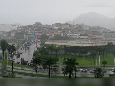 Imagem ilustrativa da imagem Chuva causa alagamentos e dá nó no trânsito em Vitória e Vila Velha