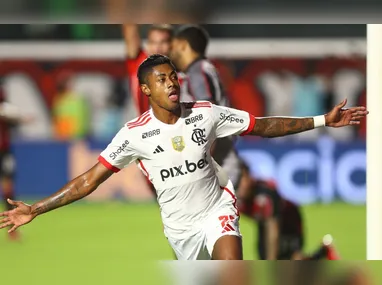 Jogadores do PSG comemoram a vitória diante do Arsenal, na partida de volta da semifinal da Liga dos Campeões, disputada no Estádio Parc des Princes, em Paris, na França, nesta quarta-feira, 7 de maio de 2025. O PSG venceu por 2-1 e segue para a final do torneio