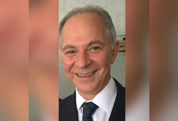 José Vicente de Sá Pimentel nascido em Vitória, é embaixador aposentado.