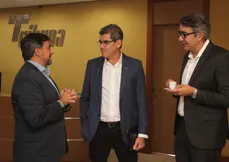Jorge Oliveira, presidente da ArcelorMittal Brasil, e João Bosco, diretor de Sustentabilidade e Relações Institucionais, em conversa com o superintendente da Rede Tribuna, Alexandre Gabriel (à esquerda), durante a visita