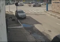 Motociclista é atingido por carro na Avenida Carlos Lindemberg