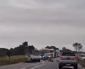 Imagem ilustrativa da imagem Acidente entre três veículos deixa feridos em estado grave e interdita BR-101 no ES