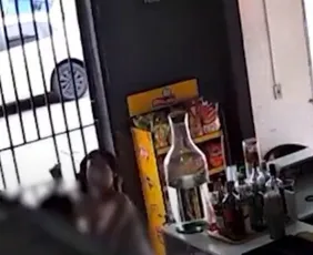 Imagem ilustrativa da imagem VÍDEO | Jovem é esfaqueada com canivete em tabacaria na Serra; veja o que se sabe
