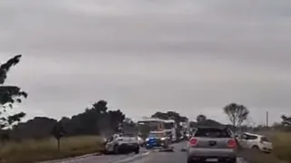 Imagem ilustrativa da imagem Acidente entre três veículos deixa feridos em estado grave e interdita BR-101 no ES