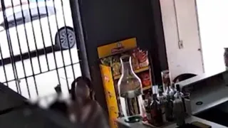 Imagem ilustrativa da imagem VÍDEO | Jovem é esfaqueada com canivete em tabacaria na Serra; veja o que se sabe