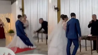 Imagem ilustrativa da imagem VÍDEO | Noivo desmaia, cai do altar durante cerimônia em SC e viraliza