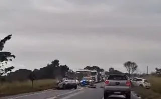 Imagem ilustrativa da imagem Acidente entre três veículos deixa feridos em estado grave e interdita BR-101 no ES