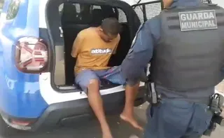 Imagem ilustrativa da imagem Homem é preso por ameaçar pedestres com martelo na Praia do Canto