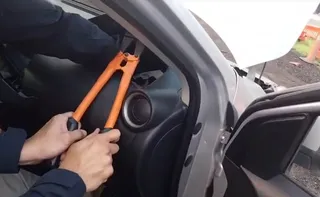 Imagem ilustrativa da imagem Polícia encontra mais de 12kg de cocaína escondidos em painel de carro no ES; vídeo