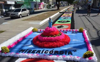 Imagem ilustrativa da imagem Tapetes, procissão e música em festa de Corpus Christi na Serra