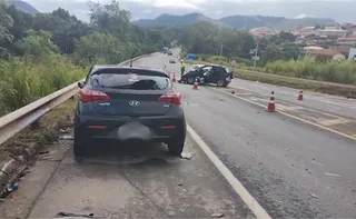 Imagem ilustrativa da imagem VÍDEO | Acidente deixa dois mortos e interdita trânsito na BR-101 em João Neiva
