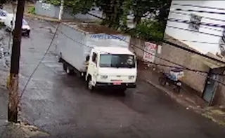 Imagem ilustrativa da imagem VÍDEO | Caminhão desgovernado desce ladeira e atinge carros e muro em Vila Velha