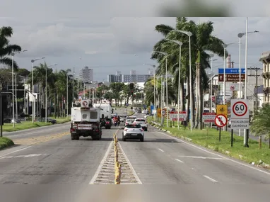 Agente de Trânsito realizando o teste do bafômetro com um motorista durante blitz realizada na Grande Vitória