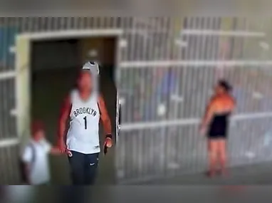Segundo testemunhas, o motorista do veículo preto deixou o local sem prestar socorro