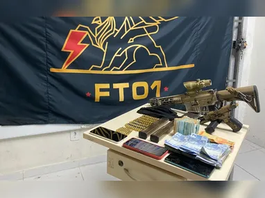 Imagem ilustrativa da imagem Mãe e filho são detidos com fuzil, pistola, munições e mais de R$ 19 mil em Vitória