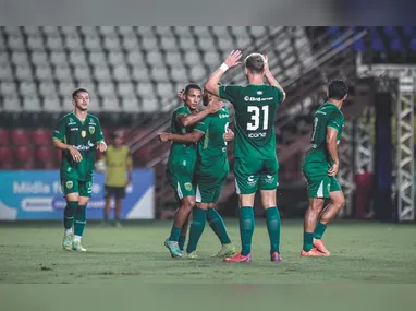 Jogadores do Vitória se preparando para o clássico Vi-Rio, hoje, às 20 horas, no Kleber Andrade.