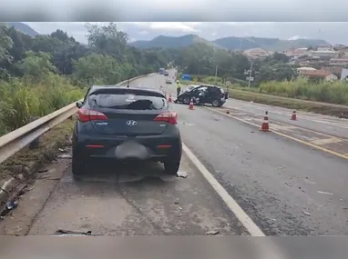 Imagem ilustrativa da imagem VÍDEO | Acidente deixa dois mortos e interdita trânsito na BR-101 em João Neiva