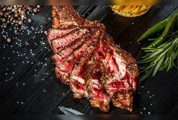 Mais de duas toneladas de carne serão assadas por mestres do churrasco na “Parrillada do Chefe”, que agita Vila Velha com música, gastronomia e diversão no Parque das Castanheiras.
