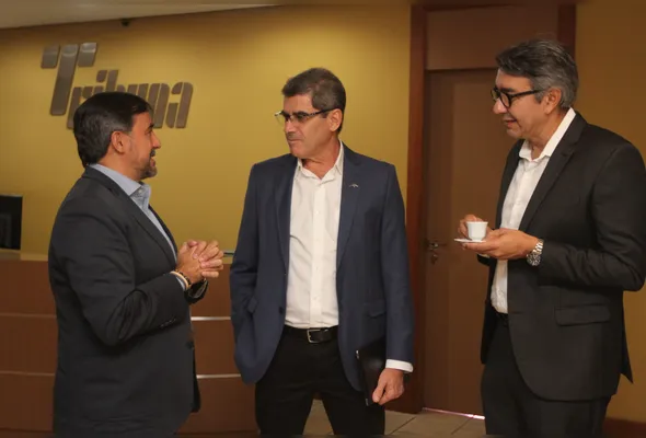 Jorge Oliveira, presidente da ArcelorMittal Brasil, e João Bosco, diretor de Sustentabilidade e Relações Institucionais, em conversa com o superintendente da Rede Tribuna, Alexandre Gabriel (à esquerda), durante a visita