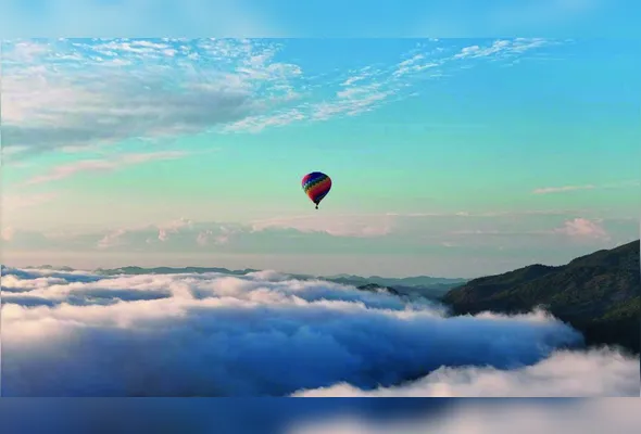 Passeio de balão revela vista panorâmica da Pedra Azul e encanta turistas na região Serrana do ES.