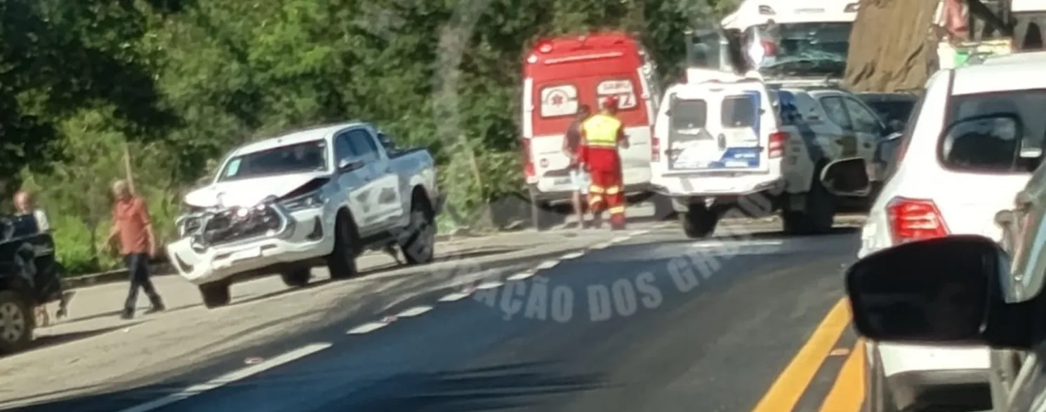 Imagem ilustrativa da imagem Acidente deixa vítima presa às ferragens e interdita BR-101 em Fundão