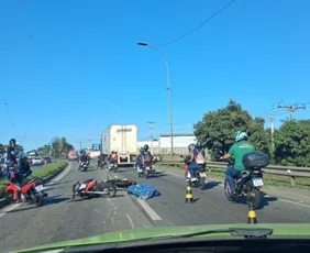 Imagem ilustrativa da imagem Acidente entre carreta e motos deixa um morto e interdita trecho da BR-101 na Serra