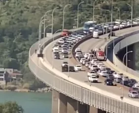 Imagem ilustrativa da imagem Acidente entre carro e moto na terceira ponte complica trânsito na Grande Vitória