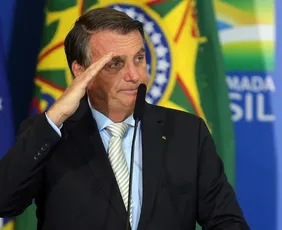 Imagem ilustrativa da imagem Flávio visita Bolsonaro e diz que pai fez 'pedido direto' por anistia