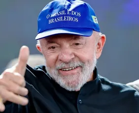 Imagem ilustrativa da imagem Em meio a embate com Trump, Lula usa boné "Brasil é dos brasileiros" no ES