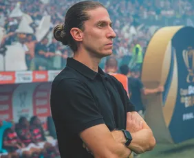 Imagem ilustrativa da imagem Flamengo vê mais um titular perto de adeus e Filipe Luís admite pressa por reforços