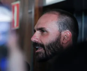 Imagem ilustrativa da imagem Eduardo Bolsonaro diz que PF aponta 'crime delirante' e critica vazamento