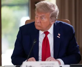 Imagem ilustrativa da imagem Trump confirma em rede social o resgate do segundo piloto americano no Irã