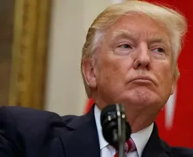 Imagem ilustrativa da imagem Sob pressão de ações do ICE, Trump diz estar 'revisando tudo' após 2ª morte no mês