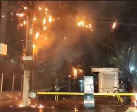 Imagem ilustrativa da imagem VÍDEO I Incêndio atinge fiação próxima a sede da Polícia Civil