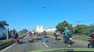 Imagem ilustrativa da imagem Acidente entre carreta e motos deixa um morto e interdita trecho da BR-101 na Serra