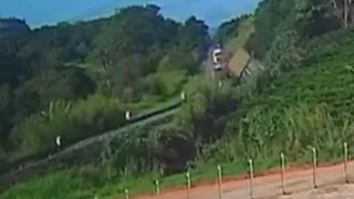 Imagem ilustrativa da imagem Carreta tomba na BR-101 e complica trânsito em Ibiraçu; Veja vídeo