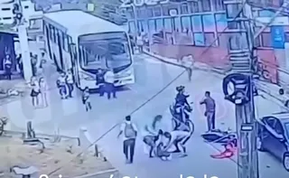 Imagem ilustrativa da imagem Aluno é atropelado por moto em frente a escola em Cariacica; Veja vídeo