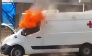 Imagem ilustrativa da imagem VÍDEO | Ambulância pega fogo e motorista corre para se salvar no Noroeste do ES