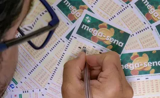 Imagem ilustrativa da imagem Ninguém acerta Mega-Sena; prêmio acumula para R$ 165 milhões