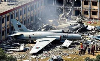 Imagem ilustrativa da imagem Queda de avião da Força Aérea em escola mata ao menos 20 em Bangladesh