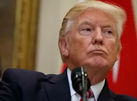 Imagem ilustrativa da imagem Sob pressão de ações do ICE, Trump diz estar 'revisando tudo' após 2ª morte no mês