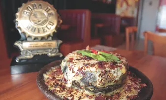 Imagem ilustrativa da imagem Receita de boteco: aprenda a fazer um filé de costela com queijo e creme de aipim