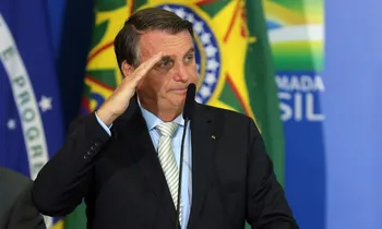 Imagem ilustrativa da imagem Flávio visita Bolsonaro e diz que pai fez 'pedido direto' por anistia
