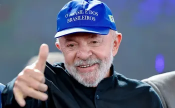 Imagem ilustrativa da imagem Em meio a embate com Trump, Lula usa boné "Brasil é dos brasileiros" no ES