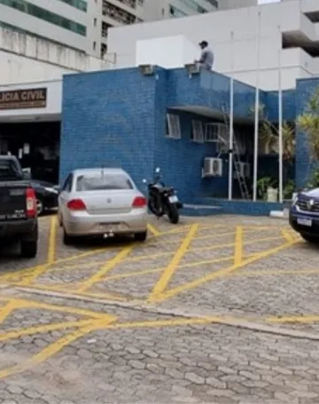Imagem ilustrativa da imagem Homem é preso suspeito de pisotear, enforcar e cuspir mulher na Serra