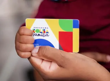 Imagem ilustrativa da imagem Bolsa Família vai ter regra de transição de dois anos, diz campanha de Flávio