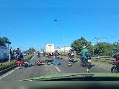 Imagem ilustrativa da imagem Acidente entre carreta e motos deixa um morto e interdita trecho da BR-101 na Serra
